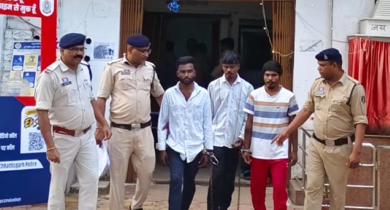 शराब के लिए पैसे नहीं दिए तो राहगीरों से मारपीट! खुर्सीपार में दहशत फैलाने वाले तीन फरार आरोपी आखिरकार पुलिस के हत्थे चढ़े