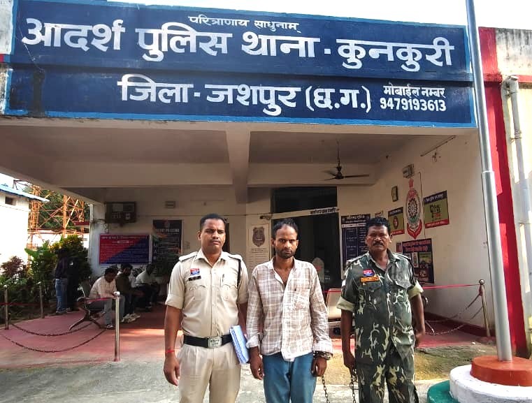 कुनकुरी की मोबाइल दुकान में 150 मोबाइल की सनसनीखेज चोरी का खुलासा! शटर के ताले काटकर रातोंरात माल उड़ाने वाला आरोपी झारखंड से गिरफ्तार, दूसरा साथी फरार