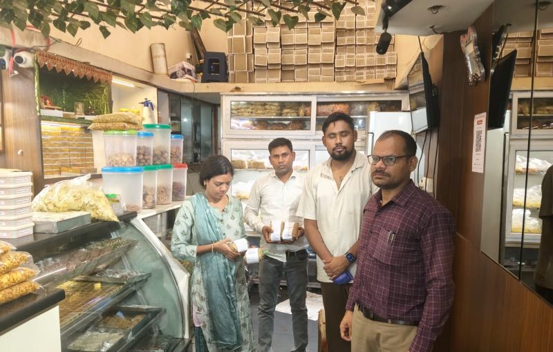 खाद्य विभाग की ताबड़तोड़ कार्रवाई से हड़कंप! मिठाई-खाद्य प्रतिष्ठानों से 21 नमूने जब्त, 107 किलो खराब सामग्री कराई गई नष्ट, अब लैब रिपोर्ट पर होगी बड़ी कार्रवाई