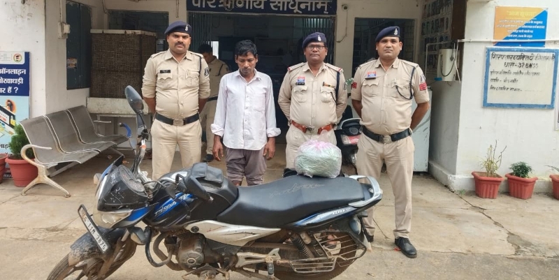 नशे के कारोबार पर नवागढ़ पुलिस का बड़ा वार! बाइक की डिक्की से बरामद हुआ 2 किलो गांजा, 46 वर्षीय आरोपी दबोचा गया, न्यायिक रिमांड पर भेजा
