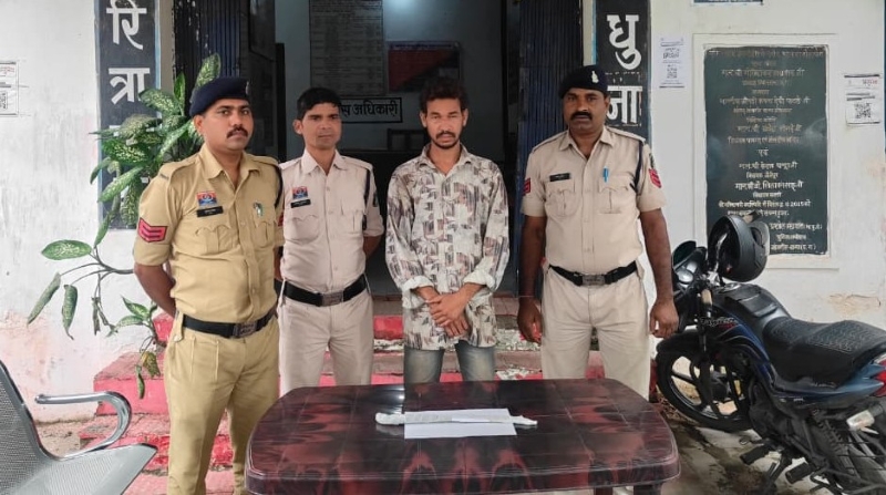 हाथ में धारदार लोहे का कट्टा लेकर राहगीरों को डरा रहा था युवक! मुखबिर की सूचना पर बम्हनीडीह पुलिस ने घेराबंदी कर आरोपी को चंद घंटों में दबोचा