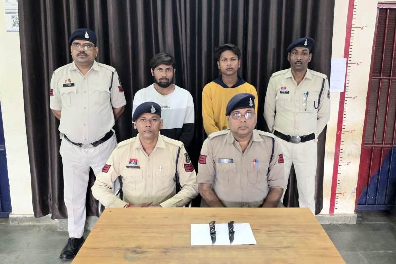 बटनदार चाकू लेकर राहगीरों को डराते घूम रहे थे दो आरोपी! किसी बड़ी वारदात से पहले कोतवाली पुलिस ने घेरकर पकड़ा, दोनों के कब्जे से हथियार बरामद
