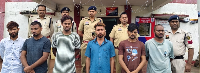 ताला तोड़कर उड़ाया डीजे सामान, बेचने निकले तो पुलिस ने दबोचा! मोबाइल सूचना बनी सुराग, 6 आरोपी गिरफ्तार, चोरी का पूरा माल और पिकअप बरामद