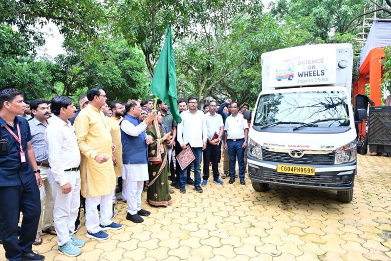 बच्चों के सपनों को मिलेगी तकनीक की उड़ान! CM साय ने रवाना किया ‘साइंस ऑन व्हील्स’, स्कूलों में पहुंचेगा प्रयोग, रोबोटिक्स और अंतरिक्ष विज्ञान का अनोखा संसार!