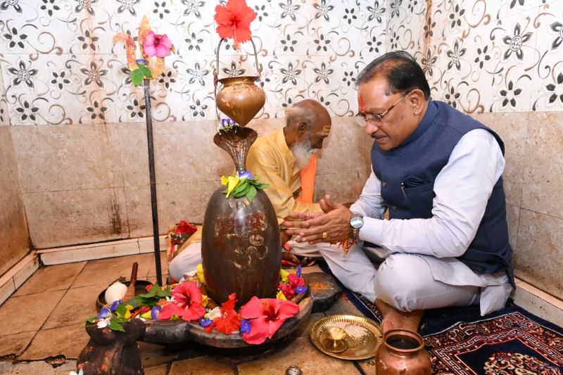 केरसई में भोलेनाथ की भक्ति में लीन हुए CM साय! मंत्रोच्चार के बीच विधि-विधान से पूजा, फूल-पत्र अर्पित कर मांगी छत्तीसगढ़ की सुख-समृद्धि और खुशहाली