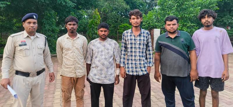 रास्ता रोककर खड़े किए पिकअप-ट्रक, समझाइश के बाद भी नहीं माने तो पुलिस ने कसा शिकंजा! दो पर अपराध दर्ज, पांच पर कार्रवाई, 19 लाख के वाहन जब्त