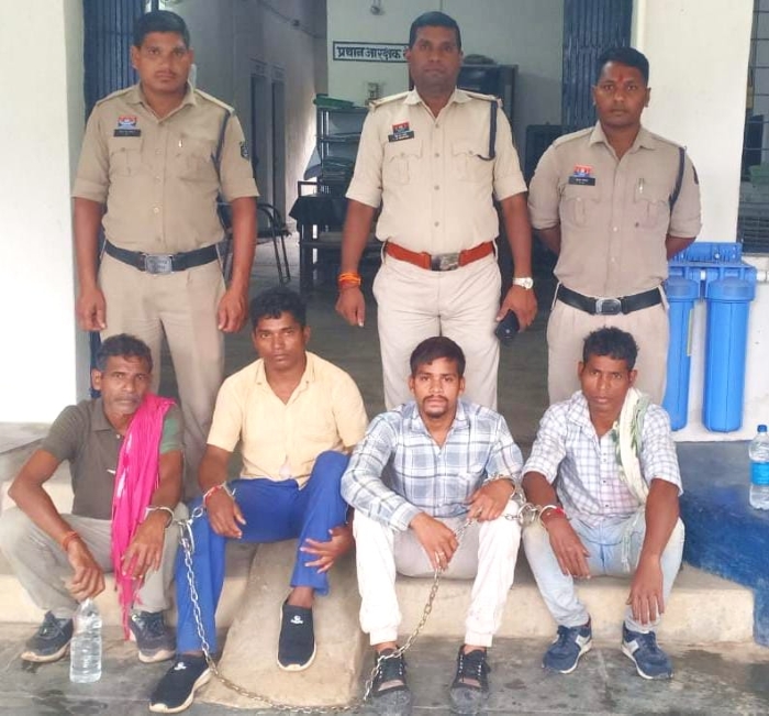 रायगढ़ में ‘अभियान संवेदना’ का बड़ा एक्शन ! महिला से घर में घुसकर छेड़खानी, मारपीट और अभद्रता के आरोप में सरपंच सहित चार आरोपी गिरफ्तार, भेजे गए जेल !