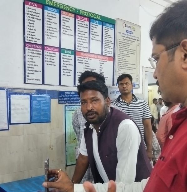 रक्षाबंधन पर जशपुर में 3 मौतों से मातम, जिला अस्पताल में कथित नशे में वार्ड बॉय कर रहा था घायलों की ड्रेसिंग! व्यवस्था पर भड़के नगर पालिका अध्यक्ष