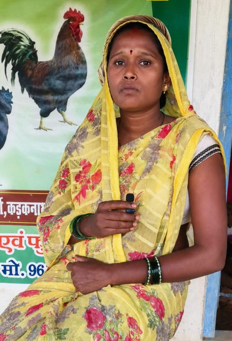 मेहनत को मिला सरकारी योजनाओं का साथ तो बदली जिंदगी! महिला स्वसहायता समूह से जुड़ी कमलेश ने चिकन स्टोर और सिलाई से बढ़ाई आमदनी, बनीं ‘लखपति दीदी’
