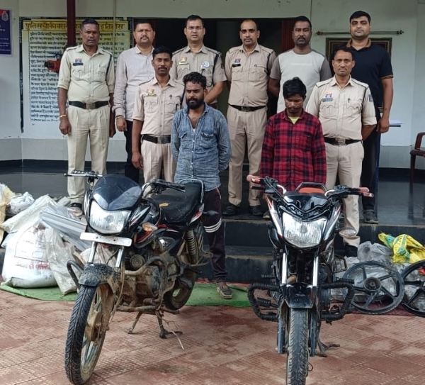 सोलर केबल चोरी का खुलासा : सूरजपुर में दो आरोपी गिरफ्तार, पूछताछ में मोटरसाइकिल, कांसा-पीतल के बर्तन और कई अन्य चोरी की वारदातें आईं सामने, दोनों आरोपियों को गिरफ्तार कर भेजा गया न्यायिक रिमांड में.