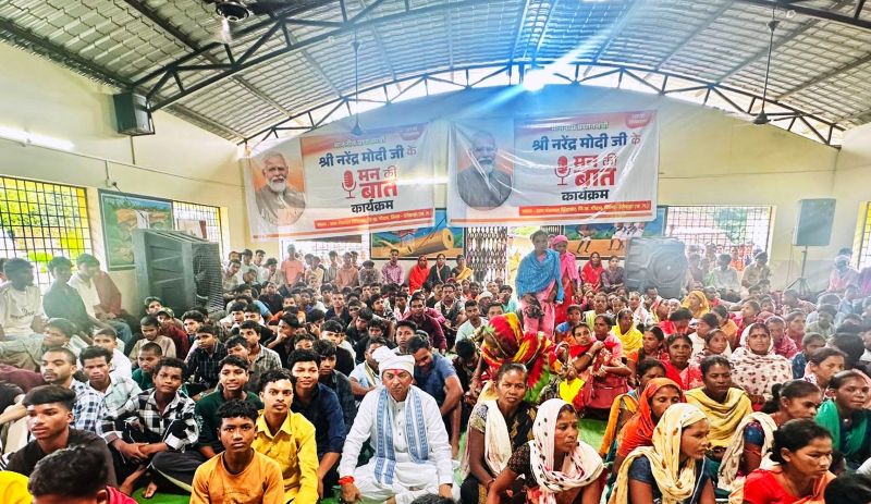 अब धमाकों की नहीं, रेडियो की गूंज : दूरस्थ वनांचल छिंदनार के लोगों ने सुनी प्रधानमंत्री के ‘मन की बात’
