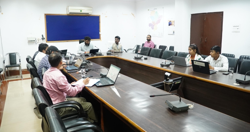 जशपुर में शिक्षा व्यवस्था को लेकर कलेक्टर की समीक्षा : जश लर्न से स्मार्ट क्लास तक नवाचारों पर जोर, सरगुजा ओलंपिक में युवाओं की भागीदारी बढ़ाने के निर्देश.