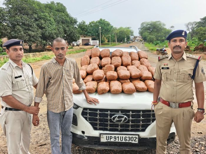 ऑपरेशन आघात : नशे के खिलाफ जशपुर पुलिस की एक और बड़ी कार्यवाही 60 किलो अवैध गांजा व चारपहिया वाहन वैन्यू कार के साथ अंतर्राज्यीय तस्कर गिरफ्तार, करीब 40 लाख रुपये की संपत्ति जप्त