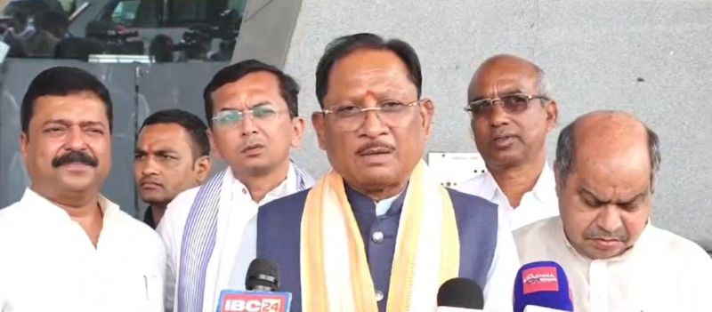 माँ के सम्मान को लेकर मुख्यमंत्री विष्णुदेव साय का भावुक संदेश, कविता के जरिए कहा—‘माँ के चरणों में समर्पित पूरा ये संसार है’; इंदौर कार्यक्रम में मिमिक्री को लेकर उठे विवाद के बीच बिना किसी राजनीतिक व्यक्ति का नाम लिए रखी अपनी बात