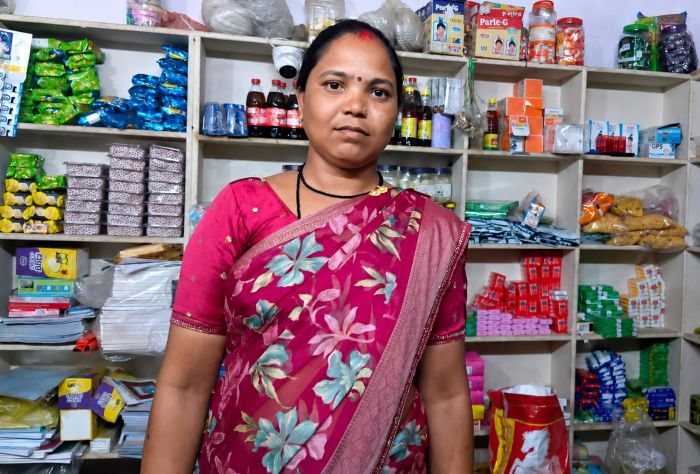 कभी सीमित आमदनी, आज लाखों की कमाई! स्वसहायता समूह से मिली ताकत, सीता मरावी ने किराना-मुर्गी व्यवसाय से रचा आत्मनिर्भरता का इतिहास—गांव की महिलाओं के लिए बनीं मिसाल!