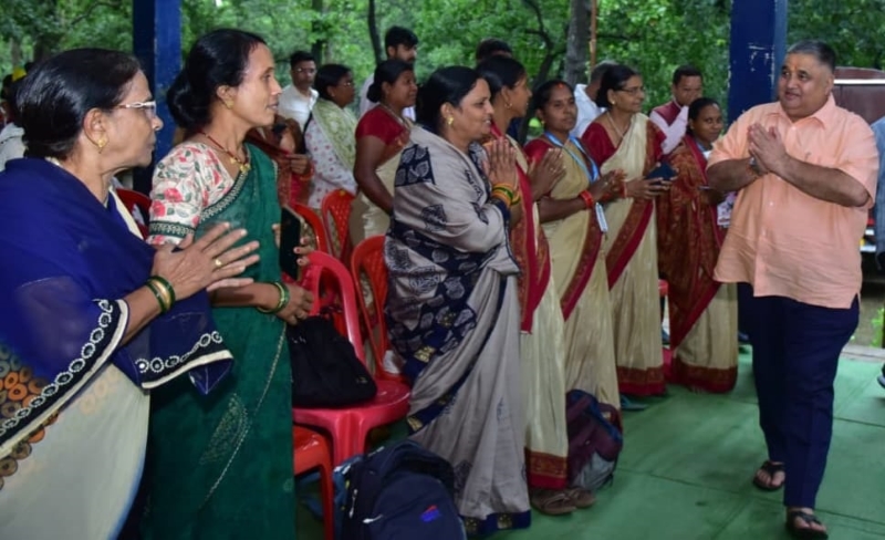 मितानिन बहनों से मंत्री राजेश अग्रवाल का आत्मीय संवाद, जानी जमीनी हकीकत; बोले—स्वास्थ्य तंत्र की मजबूत कड़ी हैं हमारी मितानिन बहनें