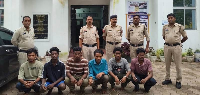 त्योहार में गुंडागर्दी पड़ी भारी! युवक पर जानलेवा हमला करने वाले 6 आरोपी दबोचे गए, चाकू-पंच-पत्थर और साइकिल चैन बरामद, भेजे गए जेल