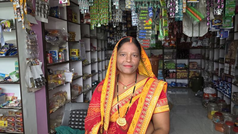 सरकारी ऋण बना ग्रामीण महिलाओं की ताकत! हरमनिया देवी के समूह को मिले ₹1 लाख से शुरू हुआ कारोबार, अब नियमित कमाई के साथ परिवार की आर्थिक स्थिति और बच्चों का भविष्य हो रहा मजबूत