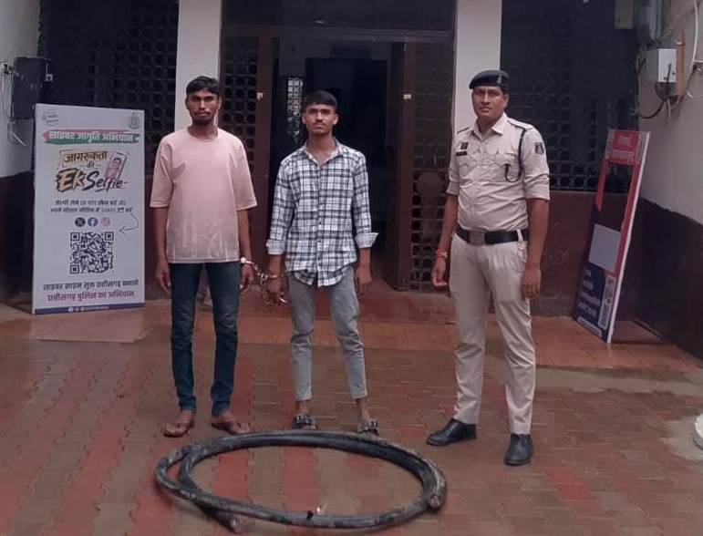 प्लांट परिसर से कॉपर केबल पर थी चोरों की नजर! चोरी के माल के साथ 2 आरोपी गिरफ्तार, 25½ फीट वायर और कटिंग ब्लेड जब्त