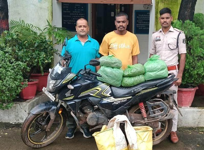 गुप्त सूचना पर पुलिस की ताबड़तोड़ दबिश! घर में छिपाकर रखा था 6 किलो 761 ग्राम गांजा, सिमगा पुलिस ने आरोपी को माल और बाइक समेत दबोचा