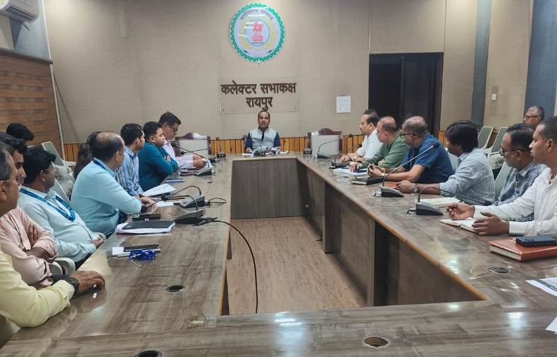 सूर्यघर योजना का लाभ अब नहीं रुकेगा! कलेक्टर डॉ. गौरव सिंह ने बैंकों और अधिकारियों की ली क्लास, पात्र परिवारों तक तेजी से लाभ पहुंचाने का अल्टीमेटम