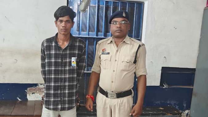 पुलिस को देखते ही भागा, लेकिन बच नहीं सका! बेलदारपारा में अवैध धारदार हथियार के साथ 20 वर्षीय युवक गिरफ्तार, आर्म्स एक्ट में कार्रवाई