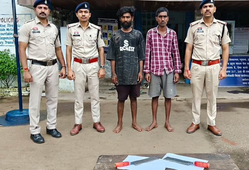सड़क पर हथियार लहराकर फैला रहे थे दहशत! पुलिस की घेराबंदी में फंसे दो आरोपी, सुपेला में आयुध अधिनियम के तहत कार्रवाई कर भेजे गए जेल