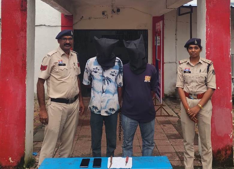 लिफ्ट मांगी, फिर चाकू की नोक पर लूट लिया! नैला में युवक से ₹4 हजार ऑनलाइन ट्रांसफर कराए, मोबाइल छीना—दो आरोपी गिरफ्तार, चाकू-पेचकस बरामद