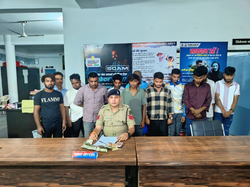 ताश की पत्ती पर लग रहा था हजारों का दांव, अचानक पहुंची पुलिस! चांपा में 12 जुआरी गिरफ्तार, फड़ से ₹30,760 कैश बरामद—मचा हड़कंप
