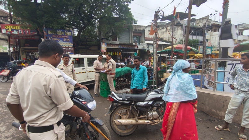 ट्रैफिक नियम तोड़ने वालों पर पुलिस का बड़ा एक्शन! 65 वाहनों पर कार्रवाई, तीन सवारी और नाबालिग ड्राइविंग पर कसा शिकंजा