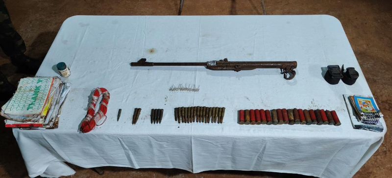 हाच्चेकोटी के जंगल में छिपा था नक्सलियों का खतरनाक जखीरा! BSF-पुलिस की संयुक्त सर्चिंग में राइफल, डेटोनेटर, कॉर्डटेक्स और भारी मात्रा में कारतूस बरामद