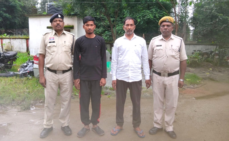 ऑपरेशन आघात में बड़ा वार ! बालेश्वर चौक में बस का इंतजार कर रहे दो आरोपी दबोचे गए, बोरी से निकला 06 किलो 165 ग्राम गांजा, मोबाइल भी जब्त.