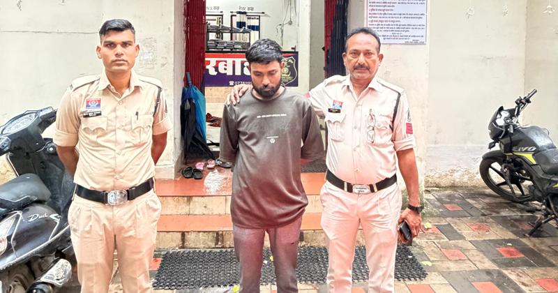 त्योहारों में अशांति फैलाने वालों पर बिलासपुर पुलिस की पैनी नजर! गिरजा चौक से चाकूबाज दबोचा, हथियार जब्त; 7 अन्य बदमाशों पर प्रतिबंधात्मक कार्रवाई