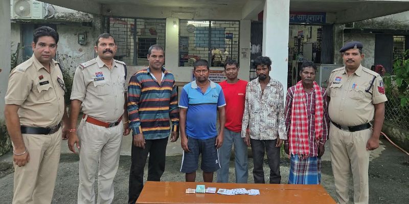 कमरीद में जुए के अड्डे पर सारागांव पुलिस की दबिश, 5 जुआरी गिरफ्तार—मौके से ₹2,500 नगद बरामद
