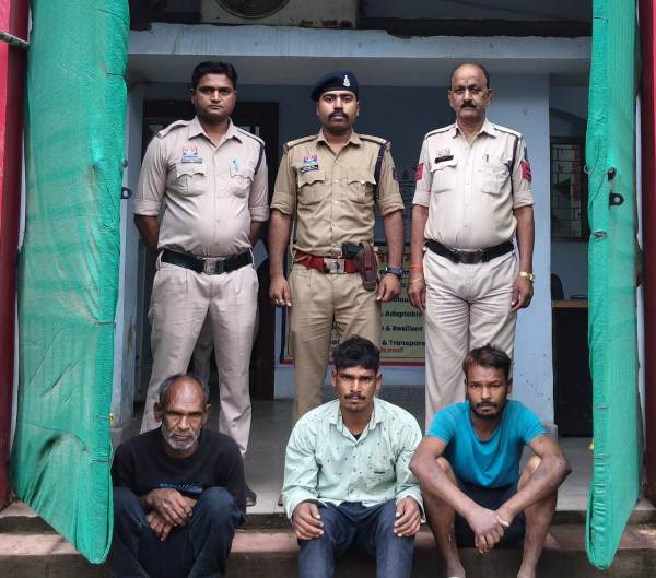 खरसिया में युवक पर ब्लेड से जानलेवा हमला, पैसे देने से मना करना पड़ा भारी! पुलिस की छापेमारी में तीन आरोपी दबोचे गए, वारदात में इस्तेमाल ब्लेड भी जब्त