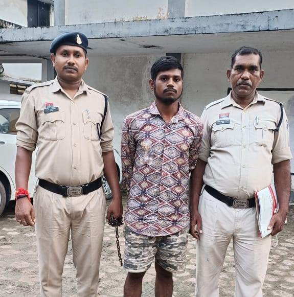 रेलवे अंडरब्रिज के नीचे चाकू दिखाकर लूट की वारदात का खुलासा, CCTV और तकनीकी साक्ष्यों से आरोपी राजकुमार ध्रुव गिरफ्तार—साथी अब भी फरार
