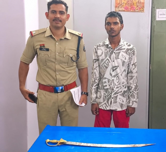 खुलेआम तलवारबाजी से मचा हड़कंप! आम लोगों को डराने वाला 19 वर्षीय आरोपी पुलिस के शिकंजे में, आर्म्स एक्ट में केस दर्ज