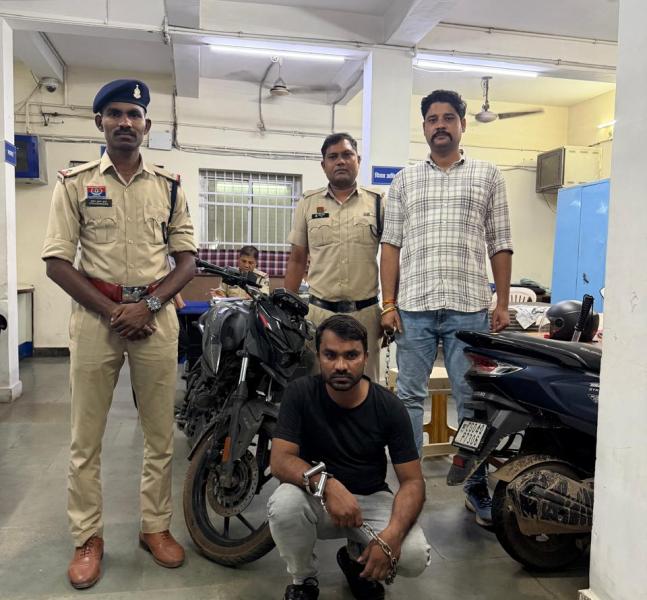 बाइक चोरी का खुलासा! जयस्तंभ चौक से गायब Bajaj Pulsar N150 बरामद, CCTV और मुखबिरी के जरिए 33 वर्षीय आरोपी लकी साहू पुलिस के हत्थे चढ़ा