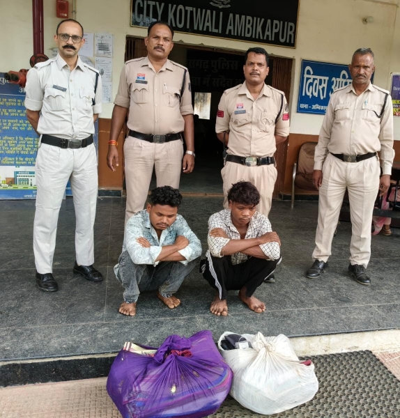 पिकअप से कपड़ों का गठ्ठर चोरी कर ग्राहक तलाश रहे थे आरोपी, पुलिस ने दबोचा; साड़ी-कपड़े और बाइक समेत 50 हजार का माल बरामद