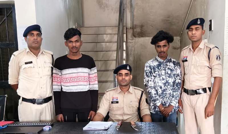 सोशल मीडिया पर चाकू लहराने वालों पर सकरी पुलिस का शिकंजा, वायरल वीडियो से हुई पहचान; दोनों आरोपी गिरफ्तार, हथियार बरामद