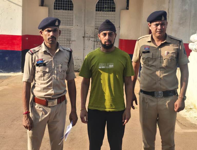 कैशियर ने अस्पताल की लाखों की रकम हड़पी, फर्जी ई-मेल से छिपाता रहा राज; दुर्ग पुलिस ने दबोचा, ₹1.50 लाख का मोबाइल जब्त