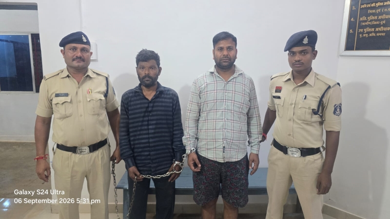 तिरपाल से ढककर ठूंस-ठूंसकर ले जा रहे थे 15 मवेशी, धमधा पुलिस ने घेराबंदी कर पकड़ा वाहन; 2 आरोपी गिरफ्तार, मवेशी सुरक्षित बरामद