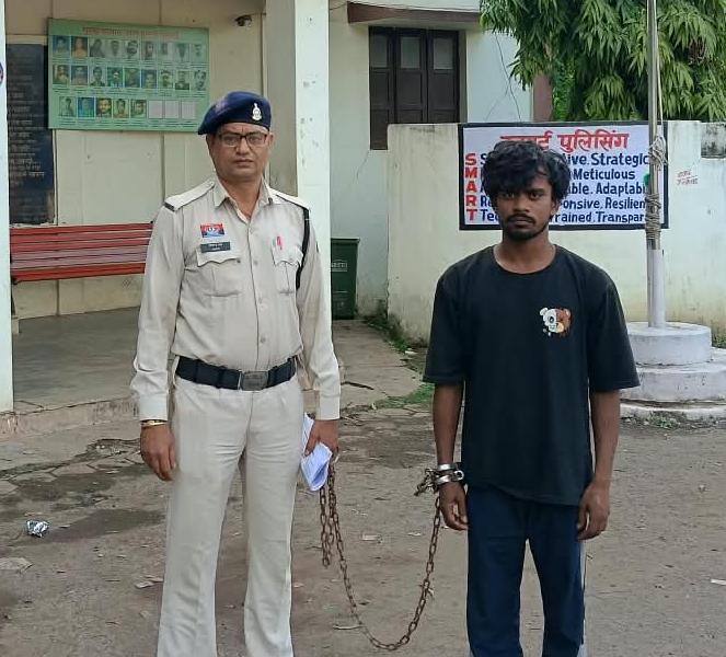 नशे की मांग को लेकर विवाद, फिर हंसिया लेकर लौटा आरोपी; बीच-बचाव करने पहुंची मां-नानी पर वार, पुलिस ने आरोपी को दबोचा