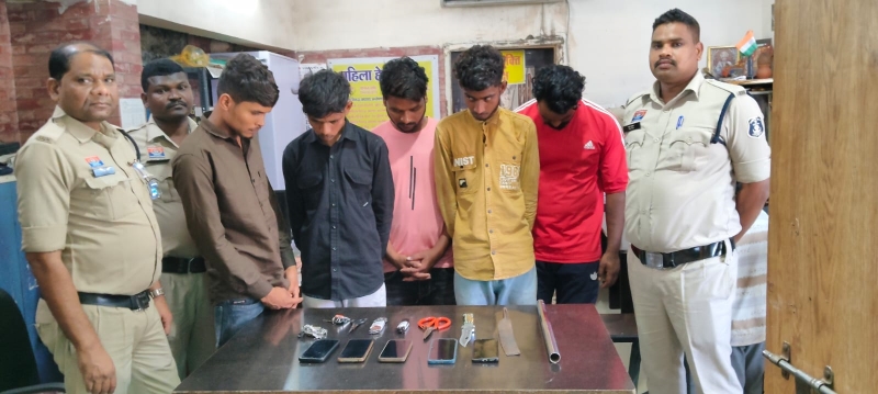 कचना में ज्वेलर्स शॉप लूटने की थी खतरनाक प्लानिंग, खम्हारडीह पुलिस ने दबोचे 5 आरोपी; धारदार हथियारों के साथ डकैती की तैयारी का खुलासा