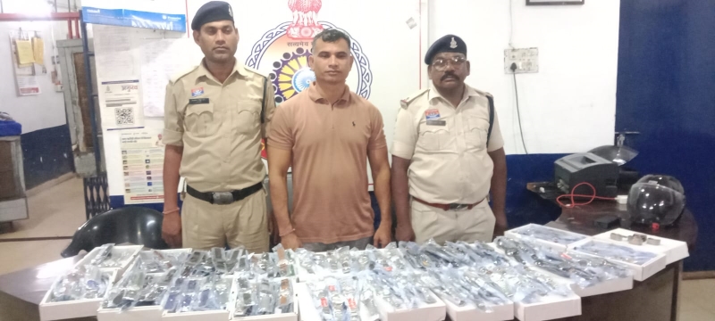 नकली Titan-Fastrack घड़ियों का बड़ा खुलासा, दुकान संचालक गिरफ्तार; 280 नकली घड़ियां और 275 फर्जी टैग बरामद
