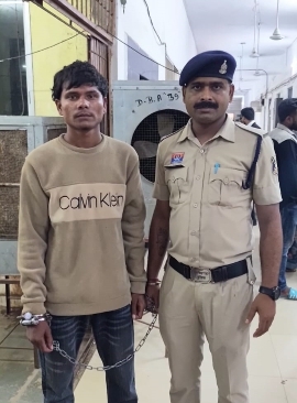 सब्जी मंडी के पास हाथ में धारदार हथियार लेकर लोगों को डरा रहा था युवक! मोहन नगर पुलिस ने दबोचा, आर्म्स एक्ट में केस दर्ज कर भेजा जेल