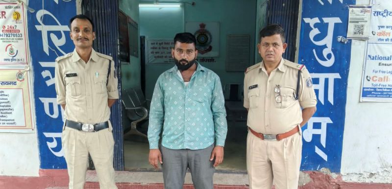 पिकअप रोककर युवक को सड़क पर खींचा, जातिसूचक गालियां देकर पीटा और दी जान से मारने की धमकी! 6 महीने से फरार आरोपी को घरघोड़ा पुलिस ने दबोचा