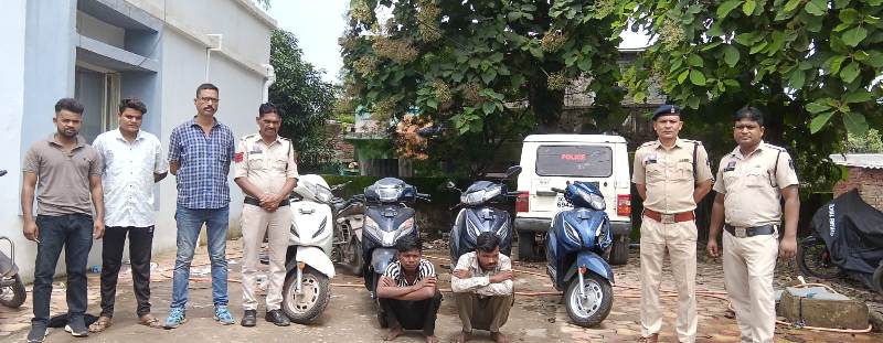 शोरूम यार्ड में घुसकर 4 एक्टिवा उड़ाई, पूछताछ में खुलीं दो पुरानी बाइक चोरी; जूटमिल पुलिस ने आदतन बदमाश समेत 2 को दबोचा