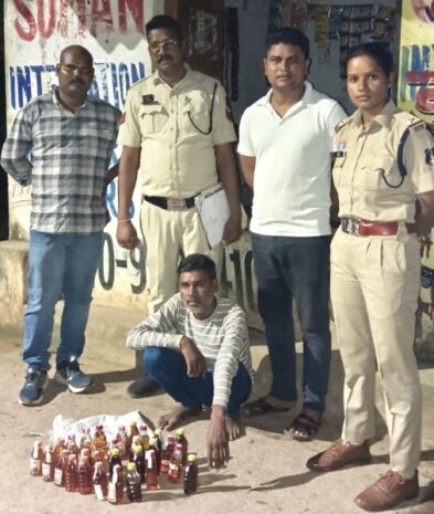 ठेले में खुलेआम बेच रहा था अवैध शराब, पलारी पुलिस ने घेराबंदी कर रंगे हाथों दबोचा; देशी मसाला और गोवा शराब बरामद