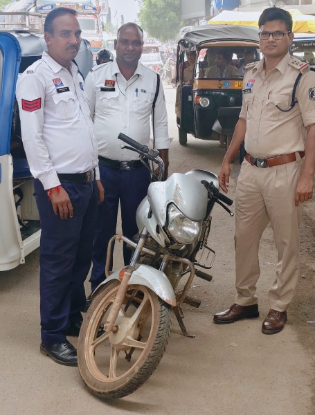रायपुर ट्रैफिक पुलिस की मुस्तैदी से चोरी की बाइक बरामद! चेकिंग में संदिग्ध वाहन पकड़ा, चेचिस नंबर से सामने आई पूरी कहानी